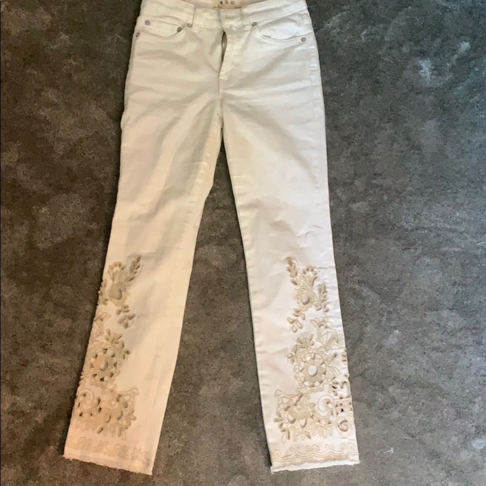 White jeans with embroidered ends